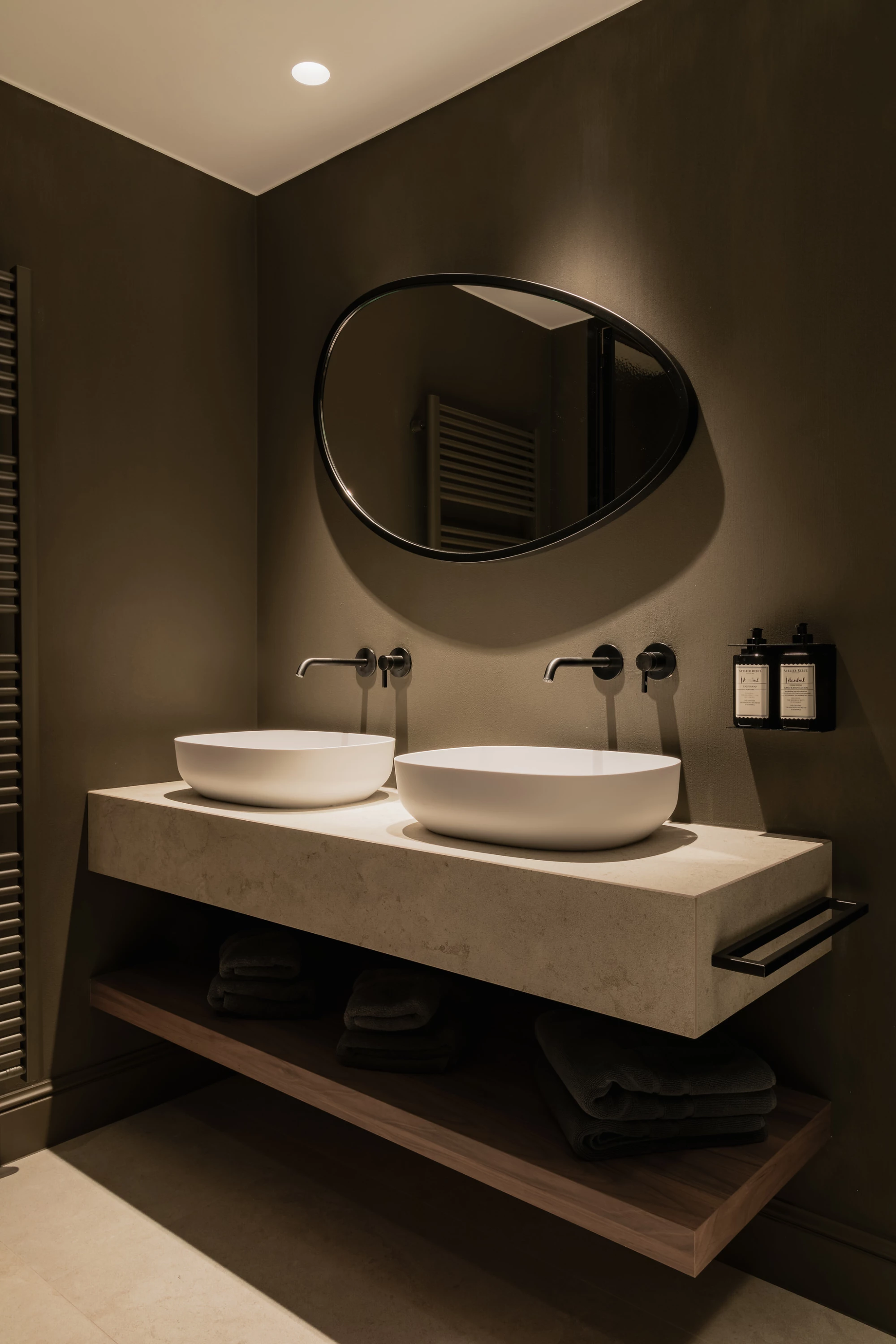 Lavabo's in badkamer Gentleman B&B Herenhuis Izegem