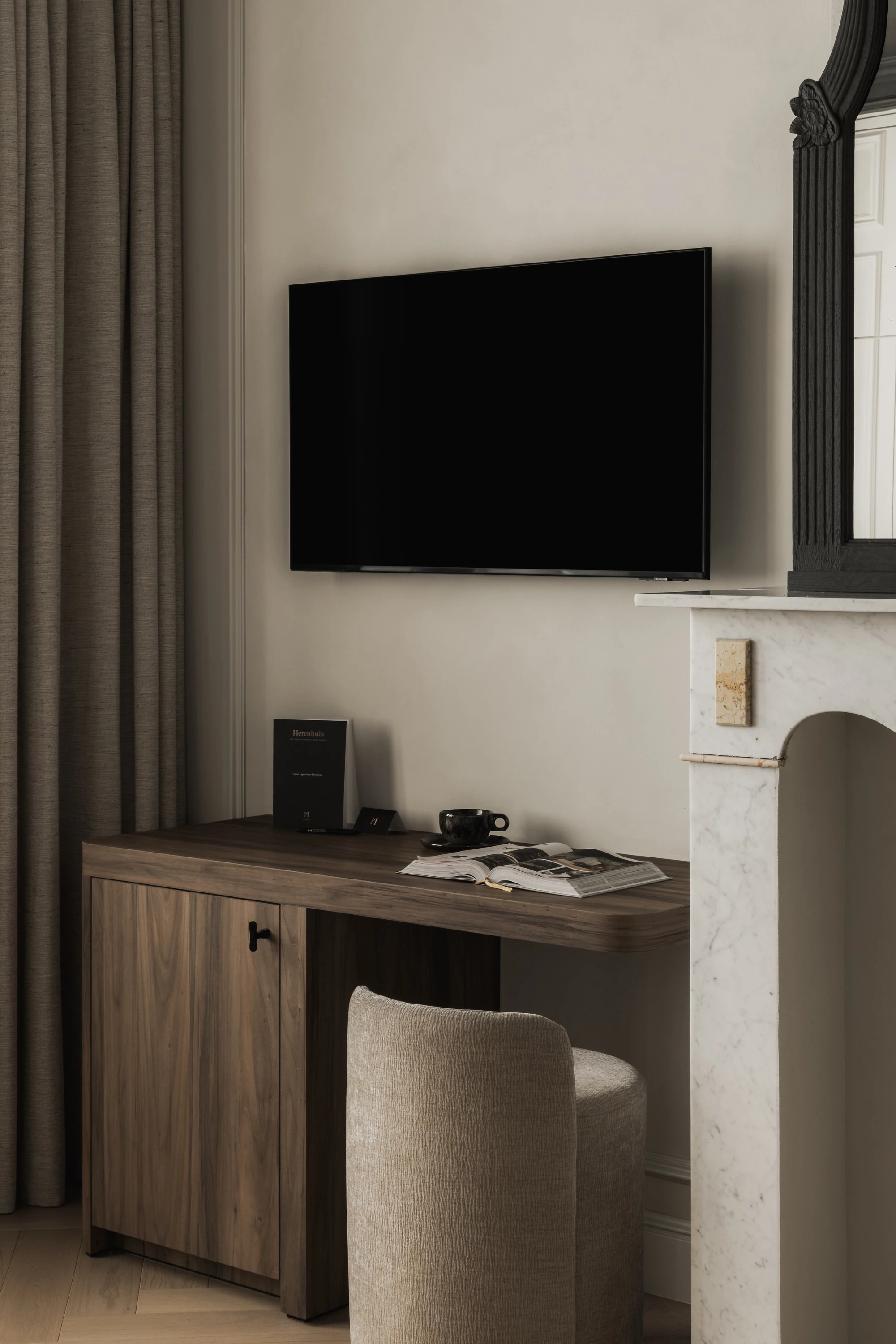Bureau en TV ik kamer H&eacute;ritage (B&B Herenhuis West - Vlaanderen)