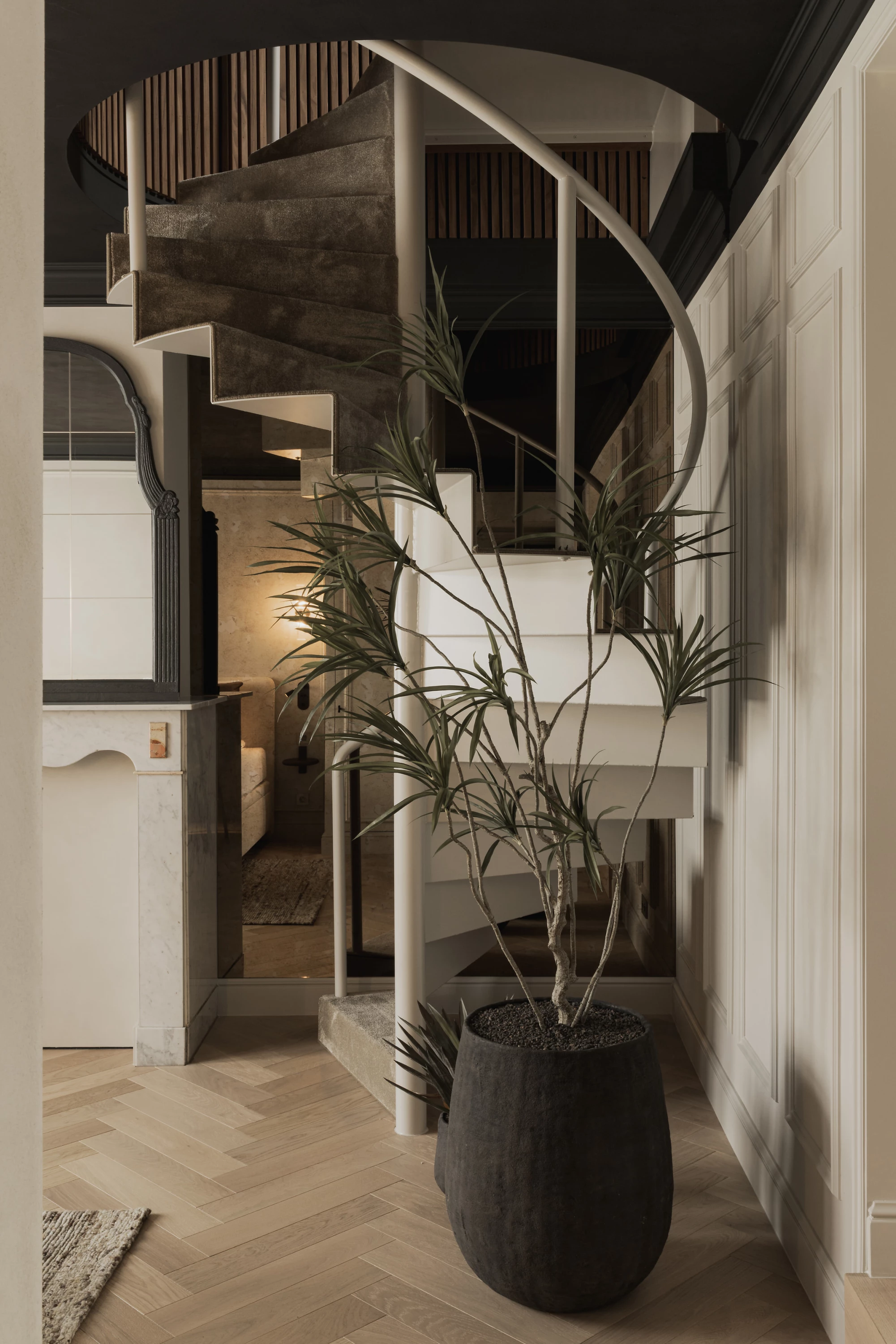 Draaitrap slaapkamer H&eacute;ritage met mooie kamerplant in B&B Herenhuis Izegem