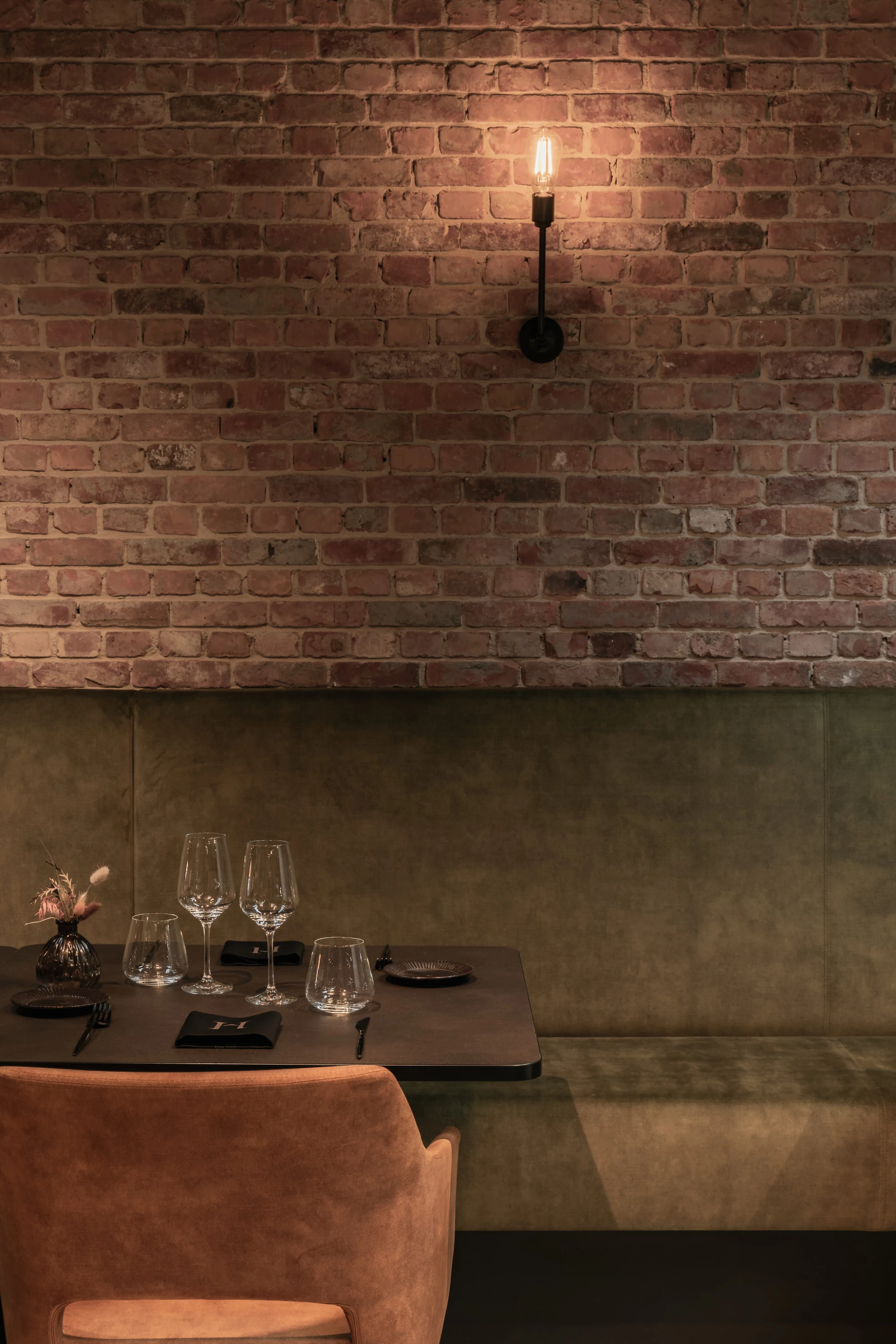 Tafel met wandverlichting in Restaurant Herenhuis Izegem