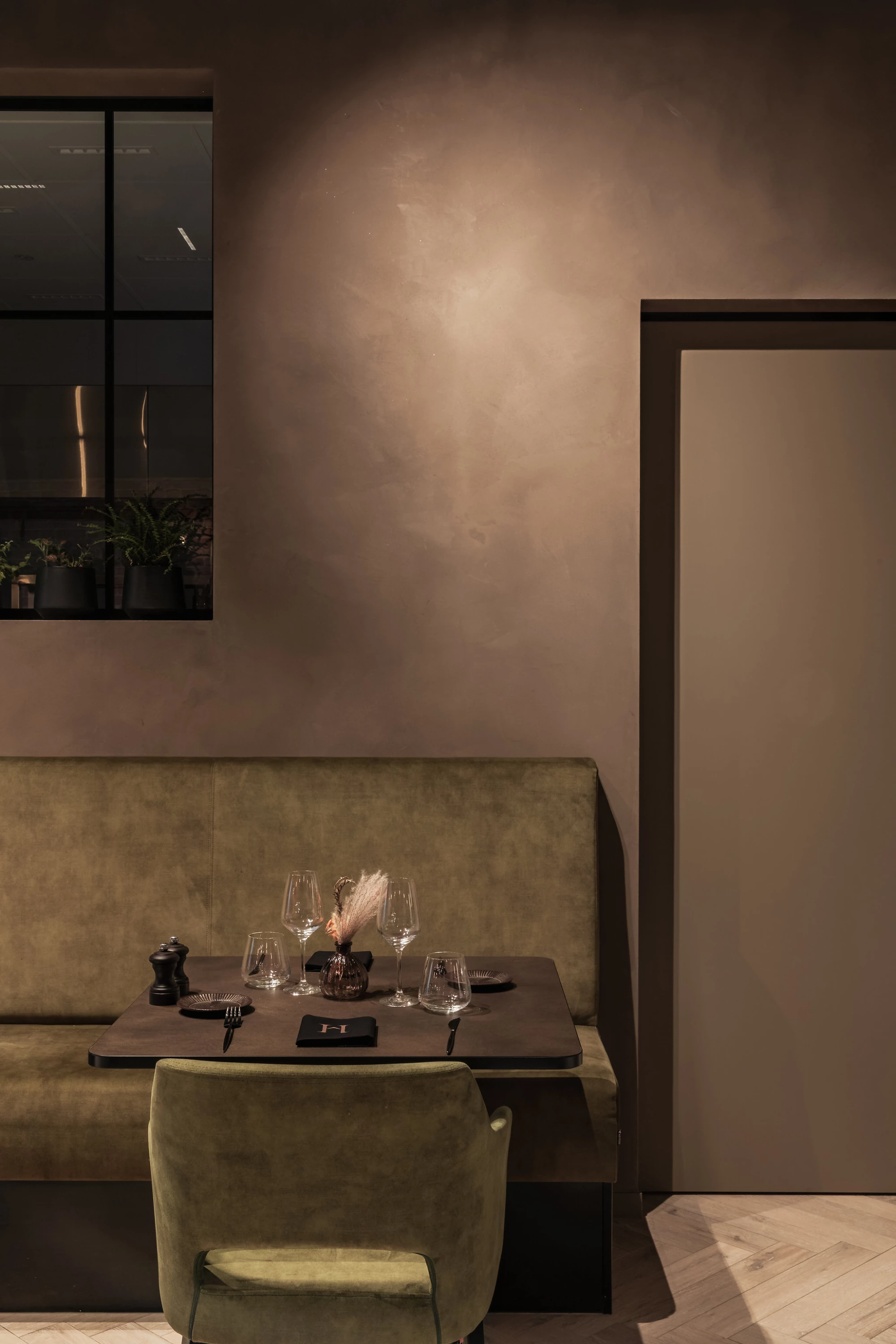 Zicht tafel op keuken in Restaurant Herenhuis Izegem