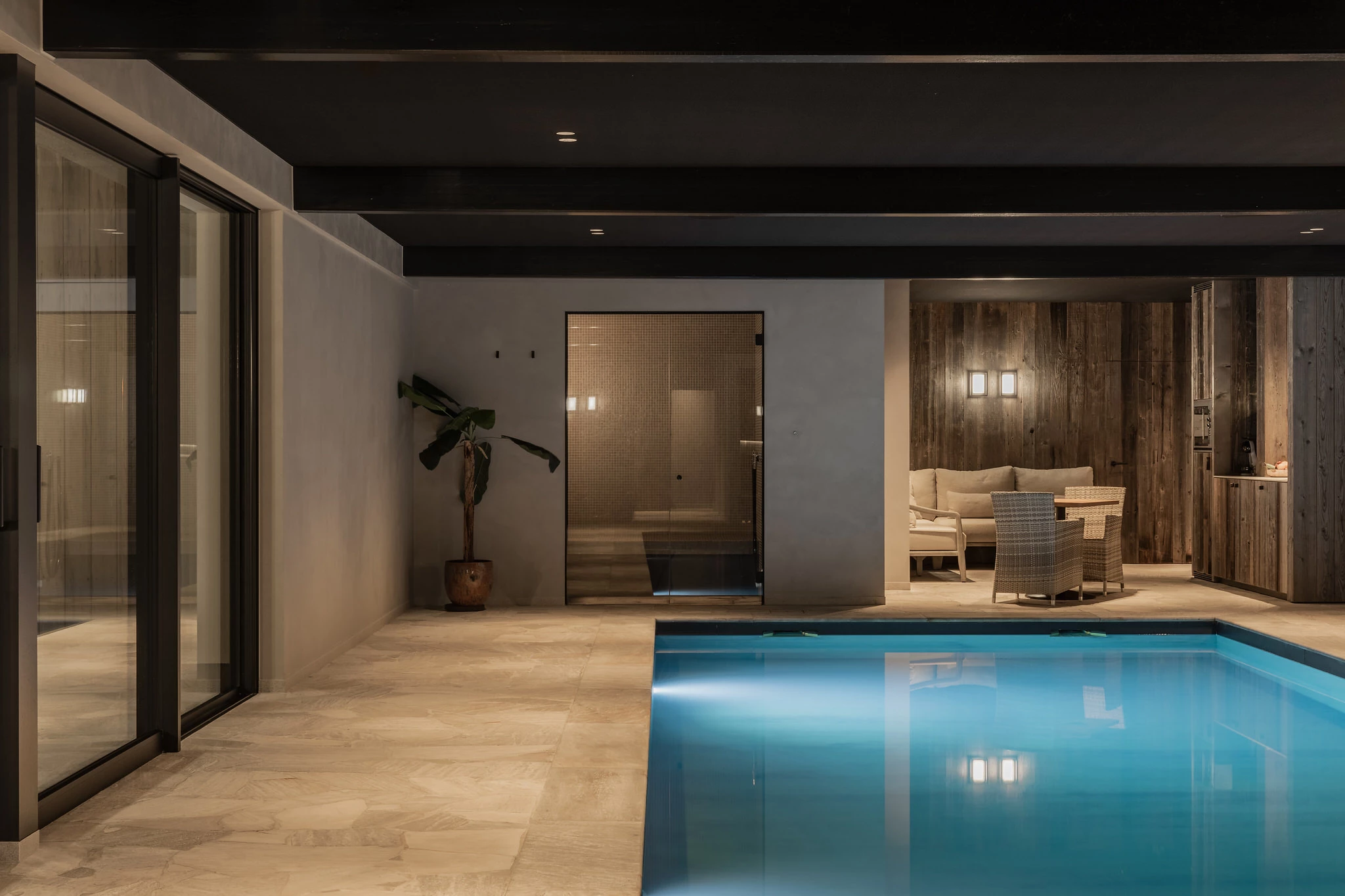 Hammam en zithoek met verwarmd binnenzwembad in Priv&eacute; Wellness Herenhuis Izegem